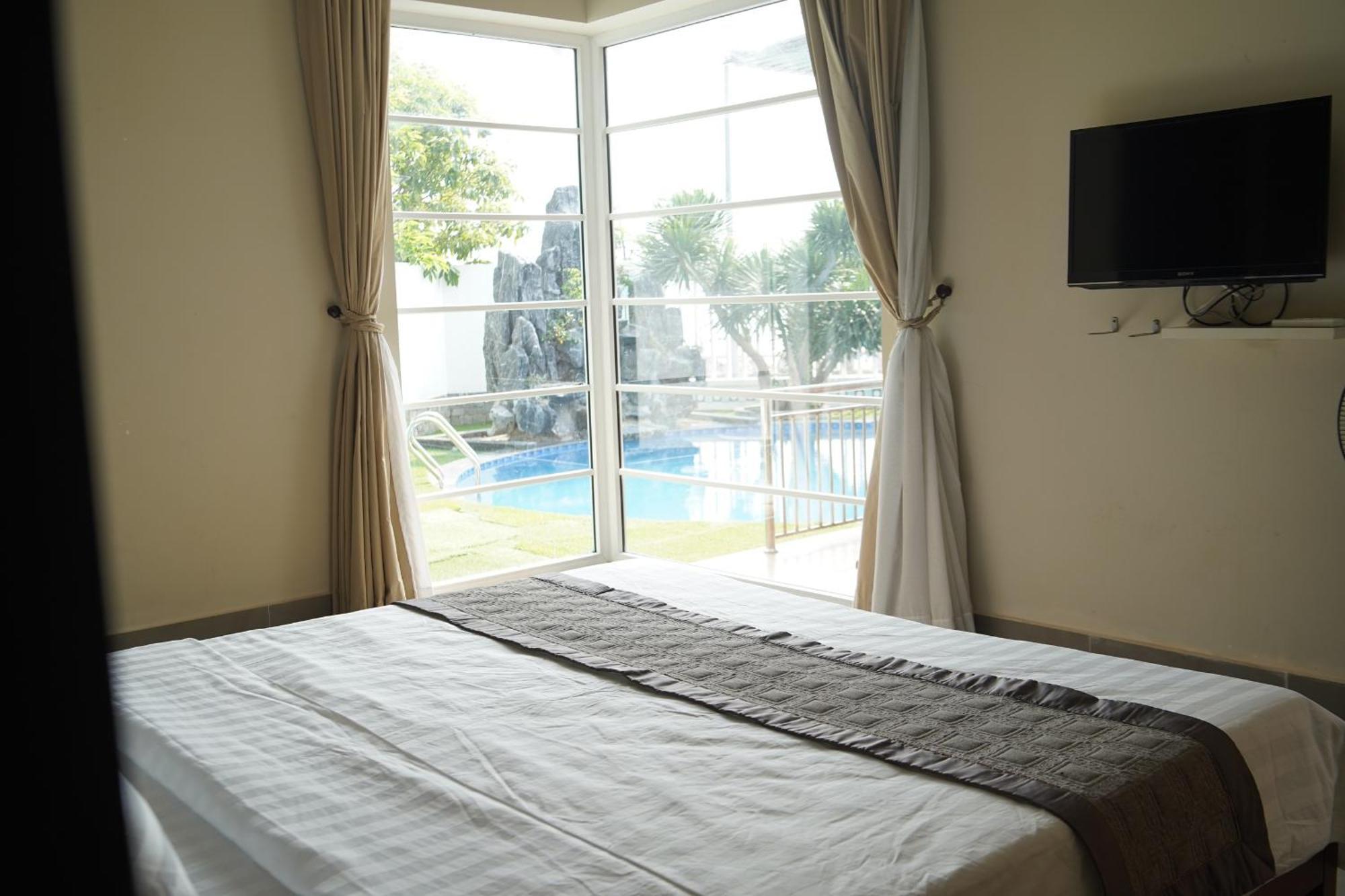 B&H Villa - Villa Has Swimming Pool Lang Co Exterior photo